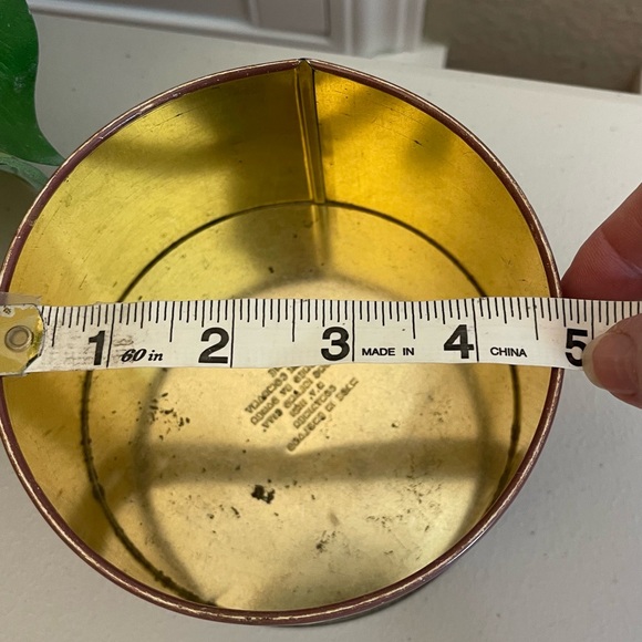 Vintage Walt Disney Snow White & The Seven Dwarfs Candy Tin - Picture 13 of 15